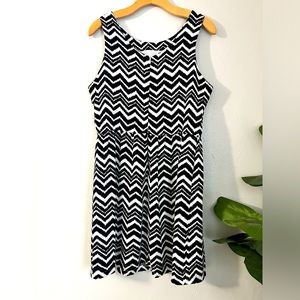 Chic Black & White Zigzag Striped Scoop Neck Dress